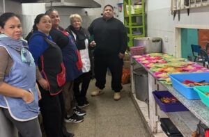 COMEDORES ESCOLARES: La visita de Leiva y el diálogo con el personal de cocina