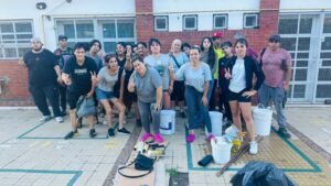 EL ENVION EN LAS ESCUELAS: Ishii se lo pidió y Lili Parisi con el equipo del programa que dirige haciendo tareas de mantenimiento y pintura previo al inicio de clases.