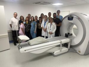 NUEVO TOMOGRAFO EN EL HOSPITAL LARCARDE: El int. Jaime Méndez lo presentó junto al sec. de Salud, Luis Costan y el jefe del Servicio de Diagnósticos por Imágenes, Fernando Debut