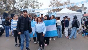 BANDERAZO ENVION JOSE C. PAZ: Con la Dir. Gral., Lili Parisi y Pablo López representando la gestión de Mario Ishii junto a los jóvenes del programa