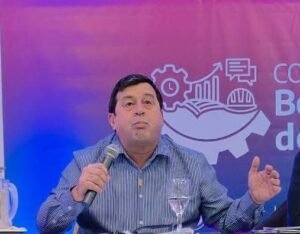 STIA EN EL PRIMER CONGRESO DEL TRABAJO BONAERENSE: El sec. Gral., Sergio Escalante junto al ministro Walter Correa y el gobernador Axel Kicillof