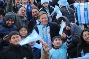 FAN FEST: San Miguel alentando a la selección en la Plaza las Carretas con Jaime Méndez junto a los vecinos viendo el partido en pantalla gigante