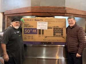 ENTREGA DE PREMIOS: Alvaro Escalante entregó los premios a los padres ganadores del sorteo que UTHGRA San Martín hizo por su día para los trabajadores gastronómicos