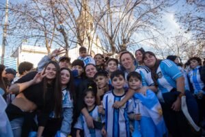 PATRIOTA Y MUNDIALISTA: Miles de vecinos de San Miguel en el FAN FEST celebraron el triunfo de la selección