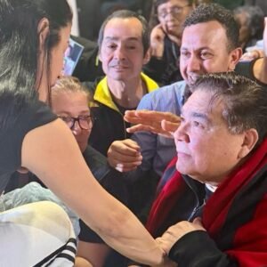 JORNADA DE ADORACIÓN LLENO TEATRO MUNICIPAL Y LOS ALREDEDORES: